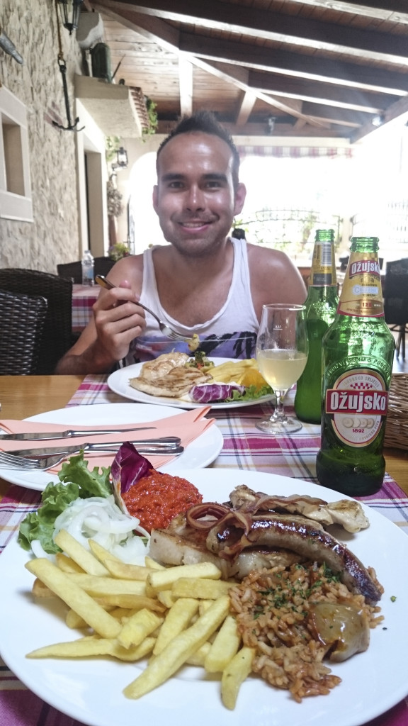 Ronald en ik zijn ook een paar dagen met z'n tweetjes weggeweest. In Novalja hebben we heerlijk geluncht. Echt Kroatisch, met een heerlijk Kroatisch biertje!