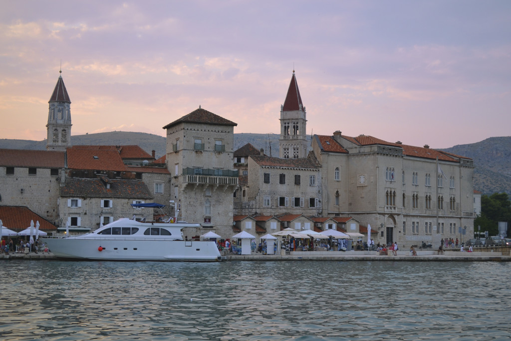 Trogir is een stad die we dit jaar pas voor het eerst hebben ontdekt! Echt erg, we zijn er waarschijnlijk wel 20 x langsgereden! Ik vind het zelf een van de mooiste steden in Dalmatië.