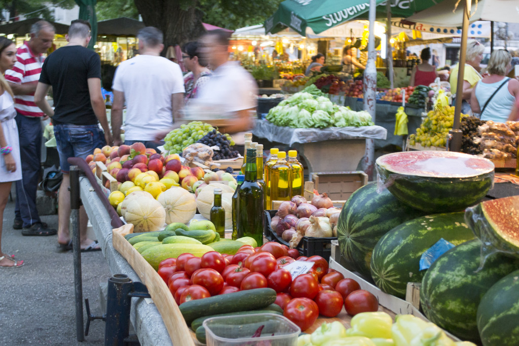 's Avonds hebben ze er een grote avondmarkt. Al het groente en fruit ziet er super netjes uit.