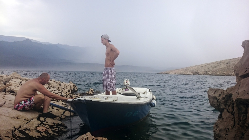 We mogen elk jaar de boot lenen van de eigenaar van het huis. Aangezien het mooi weer was, dachten we een leuk tochtje te maken en dan ergens aan te leggen en daar te BBQ'en. Helaas sloeg het weer plotseling om en begon het keihard te onweren en te regenen. We zijn dus maar gaan schuilen ergens in the middle of nowhere bij de rotsen.
